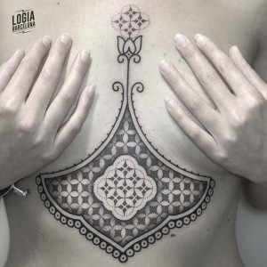 tatuaje_pecho_loto_ornamental_geometria_Logia_Barcelona_Willian_Spindola